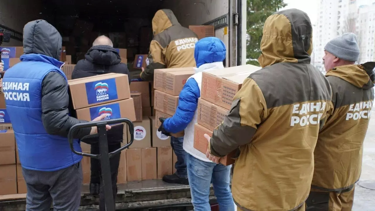 За два года «Единая Россия» доставила в новые регионы десятки тысяч тонн помощи