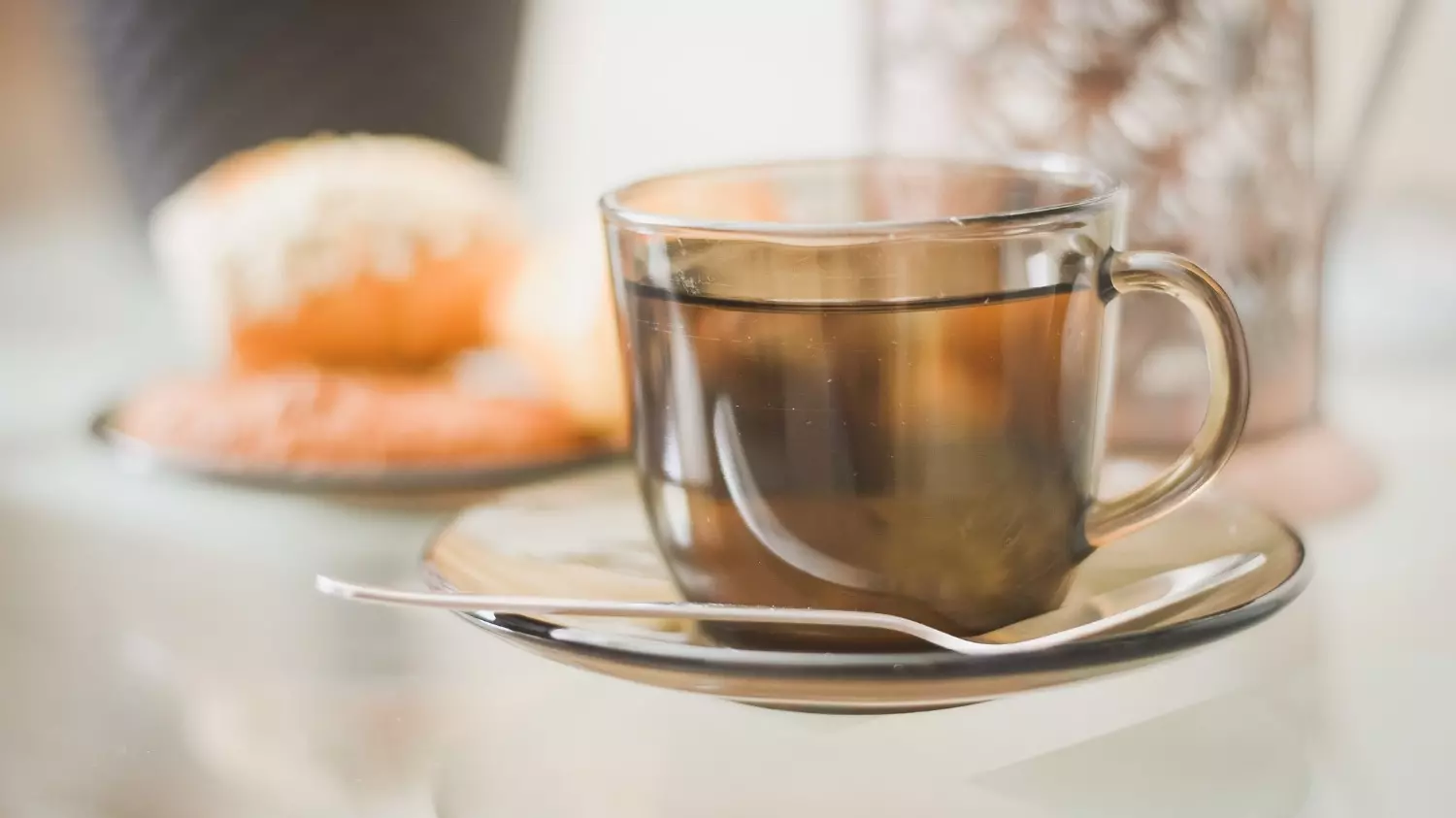 Если дарить именную кружку не хочется, достаточно приобрести небольшую чашку для утреннего кофе.