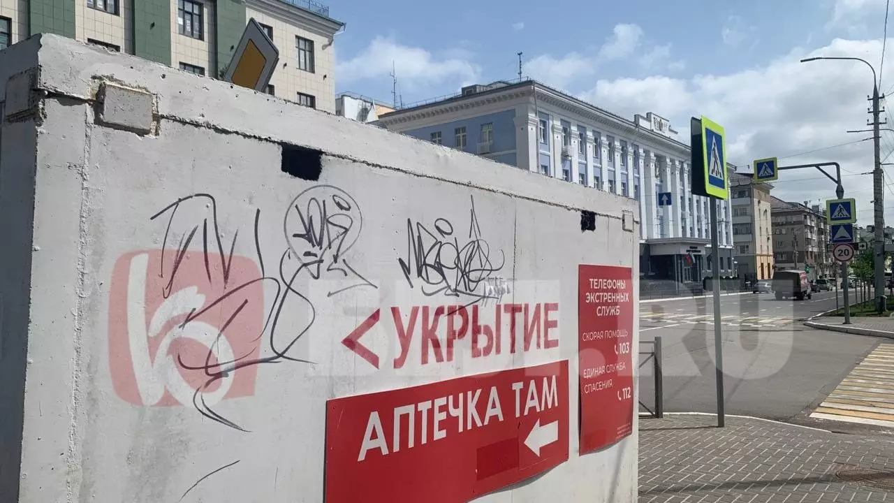 Вандалы изрисовали укрытие в центре Белгорода: рядом здания УМВД и правительства