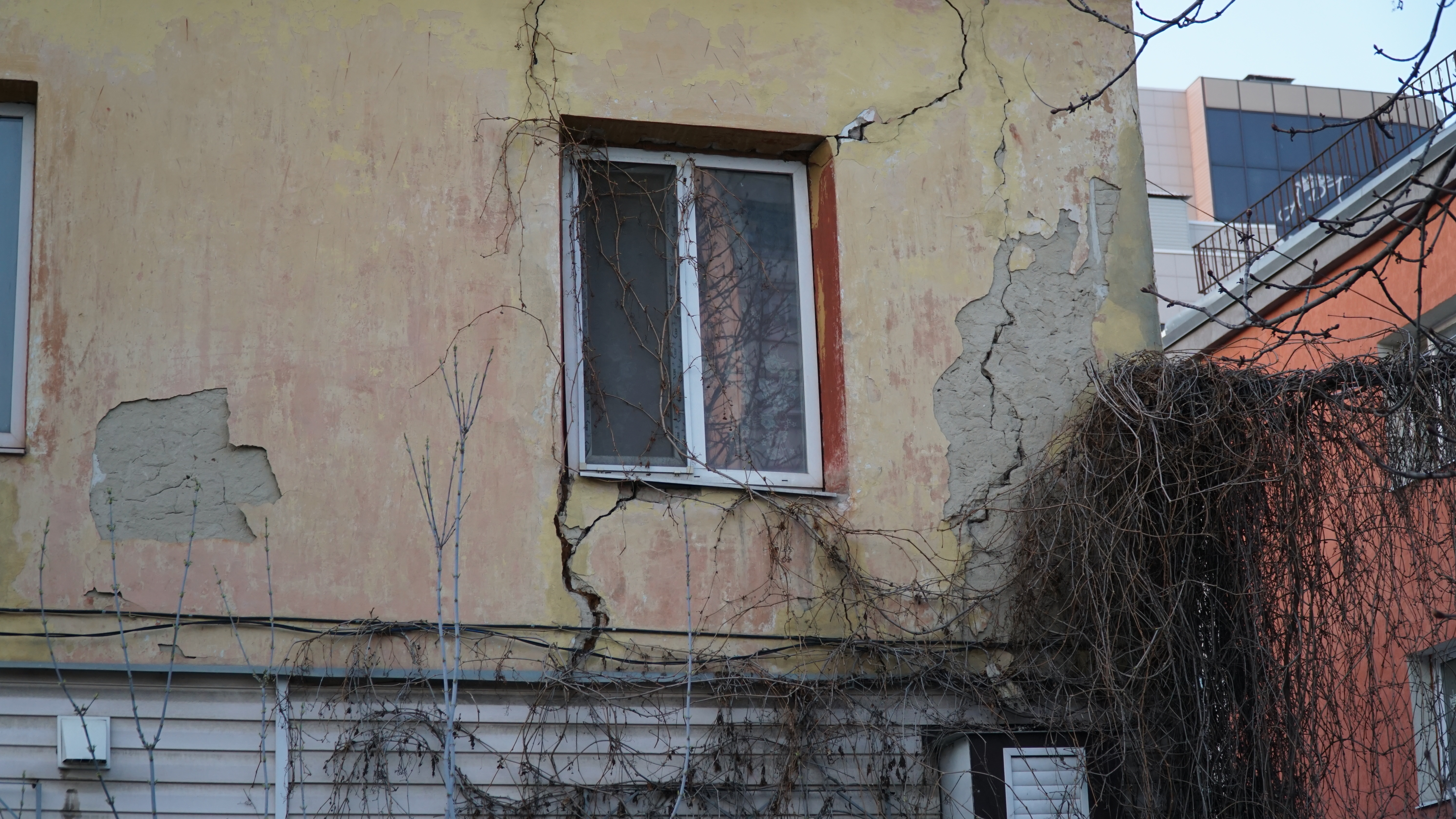 Крыша или потолок. Что раньше рухнет в старом доме в Белгороде?