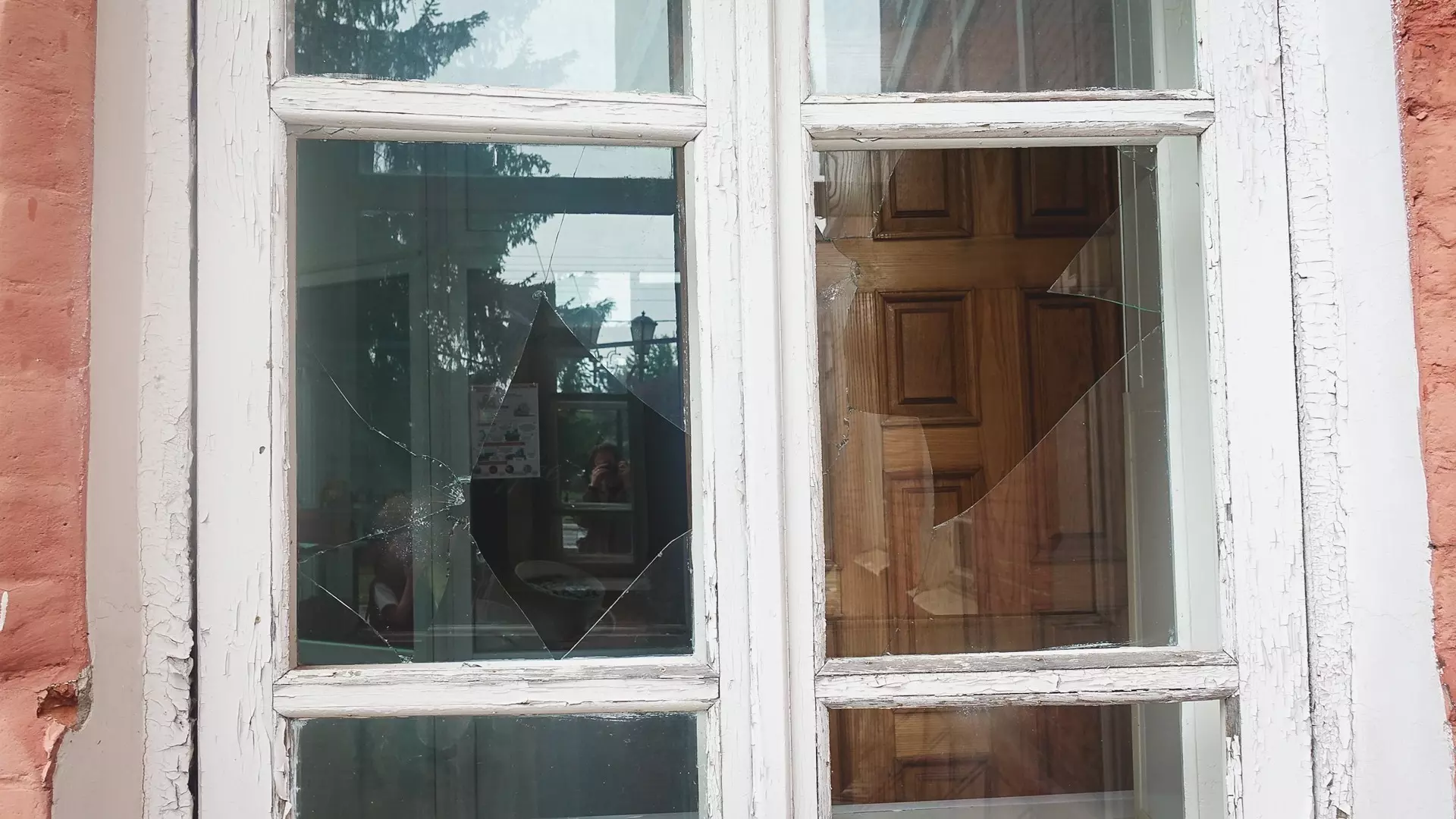 Выбитые окна в администрации Грайворона, архивное фото