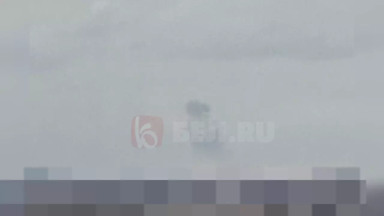После громкого звука в небе за Белгородом появился дым