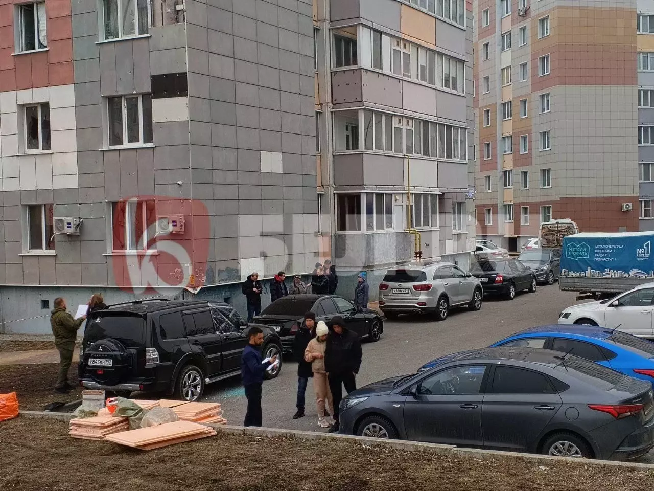 Место попадания снаряда на бульваре Юности в Белгороде
